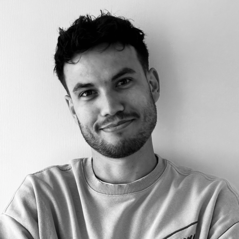 Portrait en noir et blanc d'un jeune homme souriant.