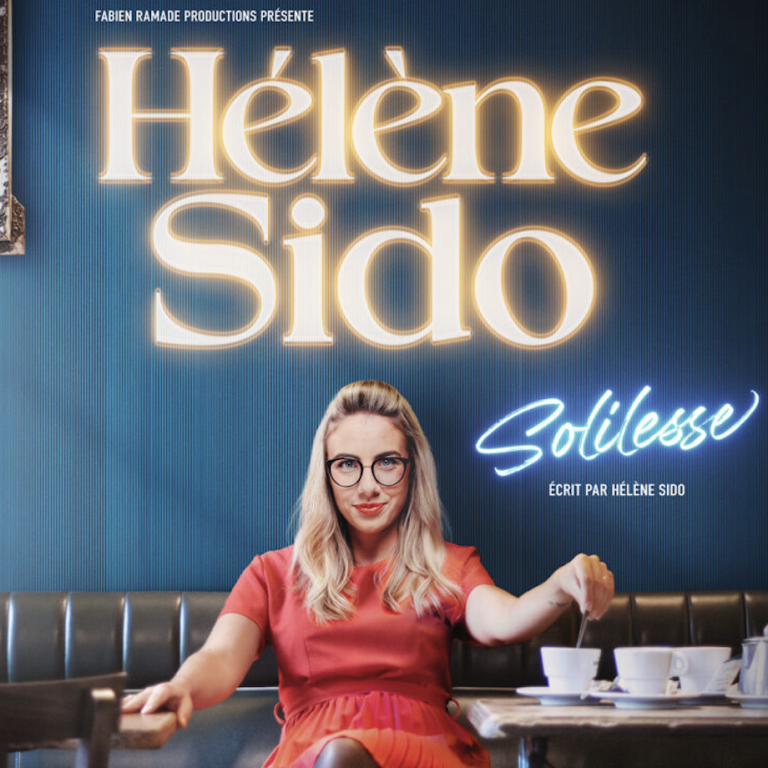 Femme souriante avec des lunettes, assise à une table avec des tasses, ambiance chaleureuse.