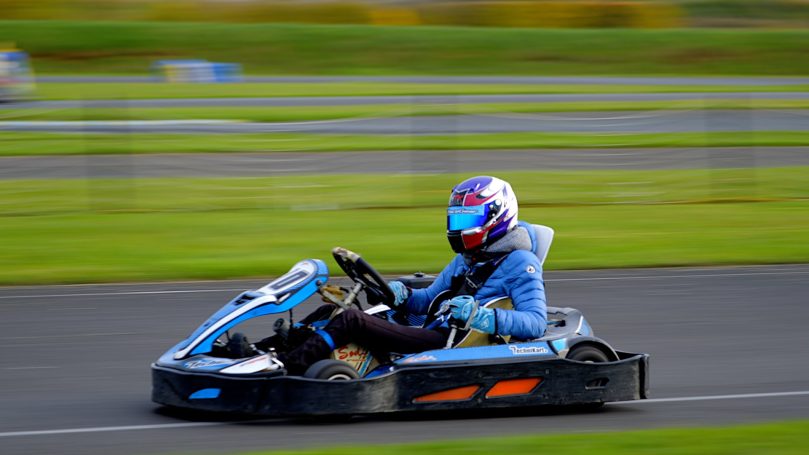 Un pilote de karting lors d'une course sur une piste.